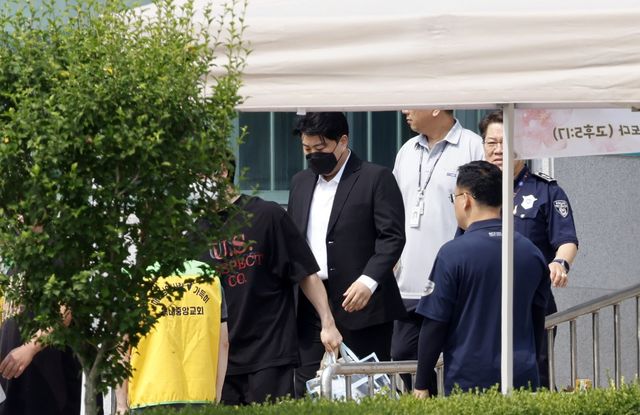 [여주=뉴시스] 김혜진 기자 = ‘음주 뺑소니’ 등의 혐의로 실형을 산 가수 김호중이 30일 오전 경기 여주시 소망교도소에서 가석방으로 출소하고 있다. 2026.06.30. jini@newsis.com