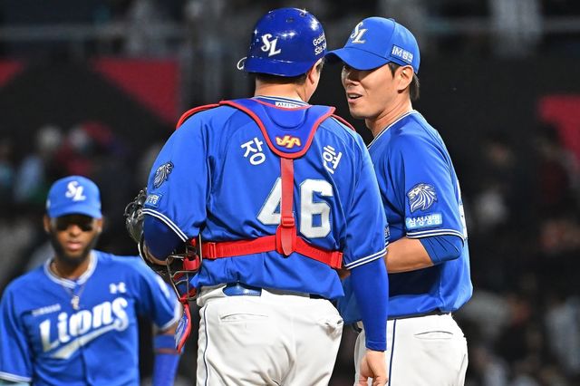 삼성 김재윤(오른쪽)은 6월 30일 창원 NC전서 20세이브를 기록했다. 올해 달라진 투구를 바탕으로 생애 첫 타이틀 획득에 도전한다. 사진제공｜삼성 라이온즈