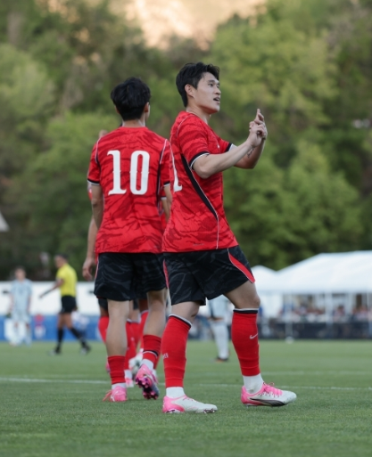 축구국가대표팀 이동경(오른쪽)이 4일(한국시간) 미국 유타주 솔트레이크시티 브리검영대 사우스필드에서 벌어진 엘살바도르와 평가전서 후반 12분 프리킥으로 골을 터트린 뒤 세리머니를 펼치고 있다. 사진제공│대한축구협회