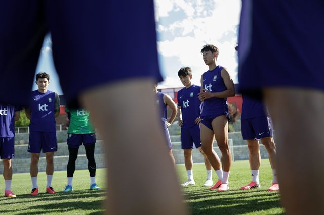 축구국가대표팀 주장 손흥민(오른쪽)이 3일(한국시간) 자이언스뱅크 트레이닝센터에서 훈련을 마치고 선수들에게 연설하고 있다. 사진제공｜대한축구협회