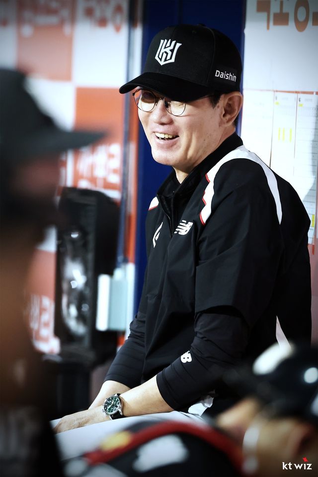 이강철 KT 감독이 최근 불펜의 투구수 증가에 대한 해법으로 결정구 연마와 분당 회전수 향상을 제시했다. 사진제공｜KT 위즈