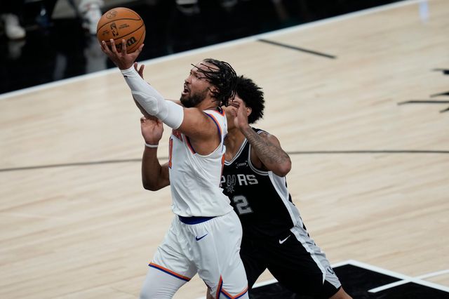 닉스 제일런 브런슨(왼쪽)이 4일(한국시간) 프로스트뱅크센터에서 열린 2025~2026 NBA 파이널 1차전 샌안토니오 원정경기 도중 레이업슛을 시도하고 있다. 샌안토니오｜AP뉴시스