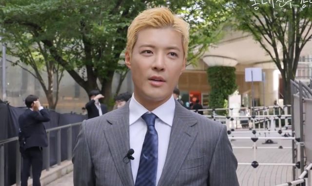 내로라하는 일본 톱스타들이 거쳐 가는 ‘인맥 노다지’ 채널로 자리 잡은 강남의 ‘동네친구 강나미’가 글로벌 프로모션 현장에서도 독보적 존재감을 발휘했다. 사진|동네친구 강나미 캡처
