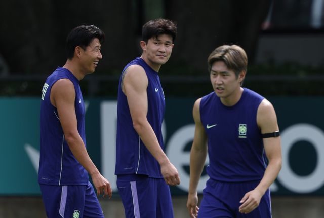 축구대표팀 주장 손흥민과 김민재, 이강인(왼쪽부터)이 7일(한국시간) 멕시코 과달라하라 인근 베이스캠프 훈련장인 사포판 치바스 바예 베르데에서 환한 표정으로 훈련하고 있다. 사포판｜뉴시스