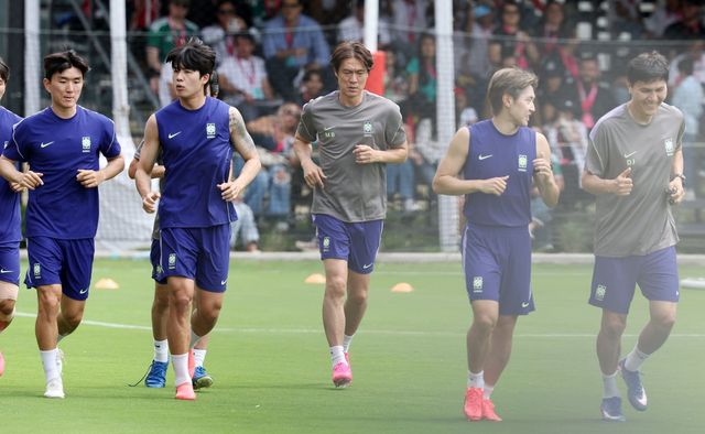 홍명보 축구대표팀 감독(가운데)이 7일(한국시간) 멕시코 할리스코주 사포판의 베이스캠프 훈련장인 치바스 바예 베르데에서 황인범, 이강인 등 선수들과 가벼운 러닝으로 몸을 풀고 있다. 사포판｜뉴시스