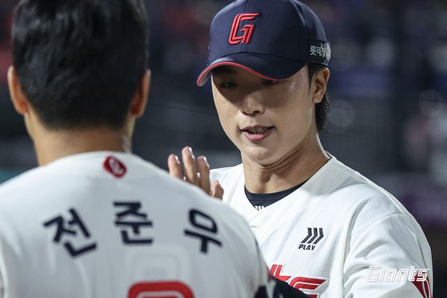 롯데 박정민(오른쪽)은 5월 이후부터 제구 난조로 흔들리고 있다. 사진제공｜롯데 자이언츠