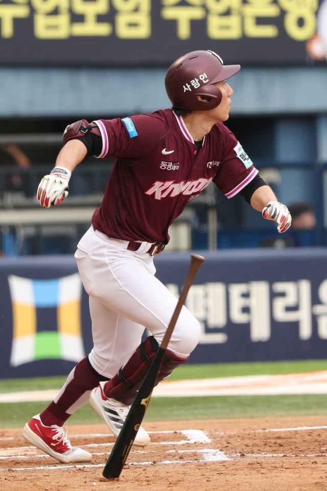 키움 서건창이 7일 잠실 두산전서 안타를 쳐낸 뒤 타구를 응시하고 있다. 사진제공｜키움 히어로즈