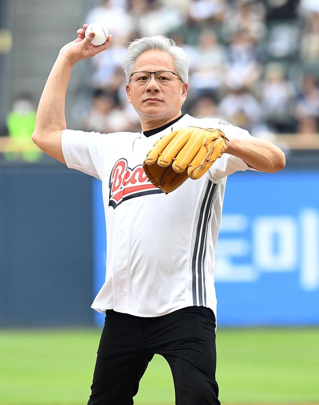 젠슨 황 엔비디아 CEO가 7일 잠실 키움-두산전에 앞서 시구를 하고 있다. 잠실｜뉴시스