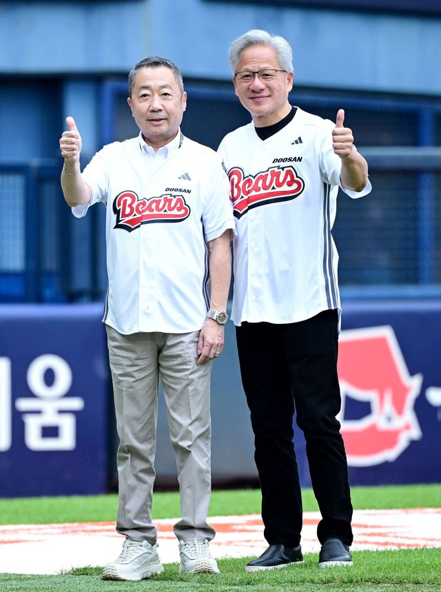 박정원 두산그룹 회장(왼쪽)과 젠슨 황 엔비디아 CEO가 7일 잠실 키움-두산전에 앞서 기념촬영을 하고 있다. 잠실｜뉴시스