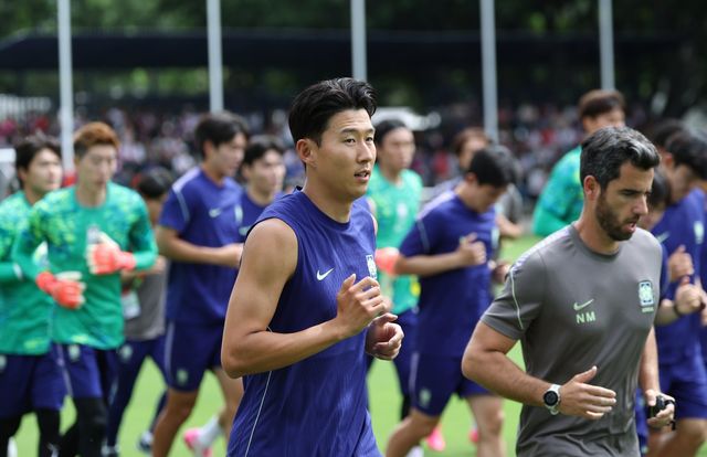손흥민(가운데)을 비롯한 축구국가대표팀 선수들이 7일(한국시간) 멕시코 과달라하라 인근 베이스캠프 훈련장인 사포판 치바스 바예 베르데에서 가볍게 뛰고 있다. 사포판｜뉴시스
