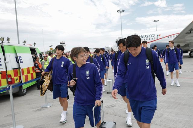 설영우, 이강인, 김민재(왼쪽부터) 등 축구국가대표팀 선수들이 6일(한국시간) 과달라하라 미겔 이달고 이 코스티야 국제공항에 도착한 뒤 출국장으로 이동하고 있다. 사진제공｜대한축구협회