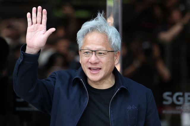 [서울=뉴시스] 김선웅 기자 = 젠슨 황 엔비디아 CEO가 5일 서울 강서구 서울김포비즈니스항공센터를 통해 입국하며 한국 팬들에게 인사하고 있다. 2026.06.05. mangusta@newsis.com
