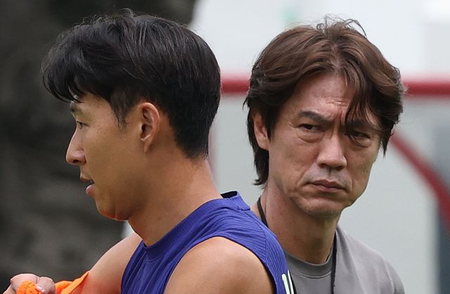 외신에선 홍명보 한국축구대표팀 감독(오른쪽)이 북중미월드컵을 준비하는 과정서 꺼내든 스리백 카드를 놓고 의문이 많은 전술이라는 혹평을 남겼다. 사진은 8일(한국시간) 멕시코 할리스코주 사포판의 치바스 바예 베르데서 손흥민(왼쪽)의 훈련 모습을 지켜보는 홍 감독의 모습. 사포판│뉴시스