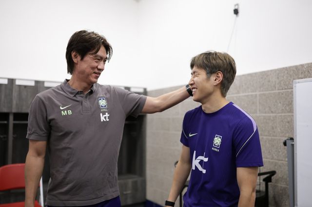 축구국가대표팀 홍명보 감독(왼쪽)이 2일(한국시간) 사전 훈련캠프에 합류한 이강인의 머리를 쓰다듬고 있다. 사진제공｜대한축구협회