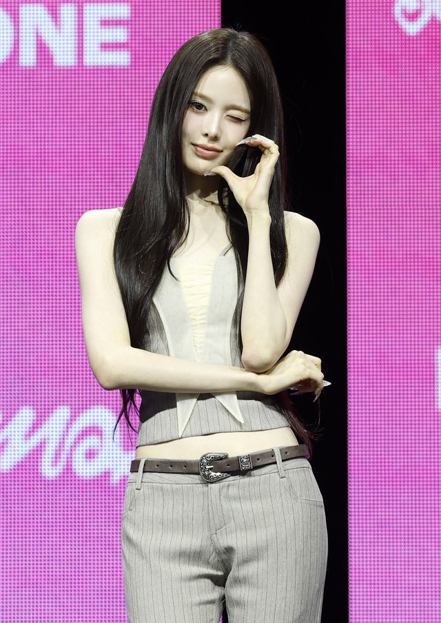[서울=뉴시스] 김혜진 기자 = 그룹 이즈나 방지민이 8일 오후 서울 용산구 블루스퀘어에서 열린 세 번째 미니앨범 ‘셋 더 템포’ 발매 기념 쇼케이스에서 포즈를 취하고 있다. 2026.06.08. jini@newsis.com