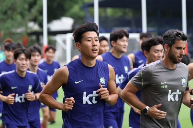 2026북중미월드컵을 앞둔 축구대표팀 주장 손흥민이 멕시코 할리스코주 사포판의 베이스캠프 훈련장인 치바스 바예 베르데에서 동료들과 몸을 풀고 있다. ESPN은 손흥민이 이번 대회서 가장 큰 성취를 누릴 자격이 있다고 소개했다. 사포판｜뉴시스