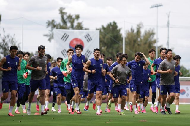 축구국가대표팀 선수들이 7일(한국시간) 멕시코 할리스코주 사포판의 치바스 바예 베르데에서 가볍게 뛰며 몸을 풀고 있다. 사진제공｜대한축구협회