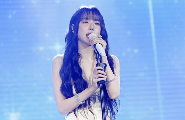 [서울=뉴시스] 김혜진 기자 = 가수 예린이 9일 오후 서울 마포구 롤링홀에서 열린 네 번째 미니앨범 ‘리치 유’ 발매 기념 쇼케이스에서 무대를 선보이고 있다. 2026.06.09. jini@ewsis.com