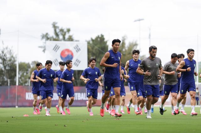축구국가대표팀 선수들이 8일(한국시간) 멕시코 할리스코주 사포판의 치바스 바예 베르데에서 가볍게 뛰며 몸을 풀고 있다. 사진제공｜대한축구협회