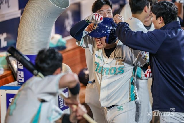 NC 권희동이 1일 창원 삼성전서 7회말 동점 2점포를 터트린 뒤 동료와 세리머니하고 있다. 사진제공｜NC 다이노스