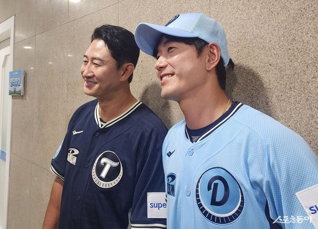LG 레전드 박용택(왼쪽)과 두산 레전드 김재호가 10일 퓨처스(2군) 올스타전서 시구행사를 마친 뒤 인터뷰하고 있다. 잠실｜박정현 기자