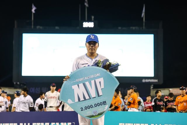 삼성 함수호가 10일 잠실구장서 열린 퓨처스 올스타전을 마친 뒤 MVP 수상의 기쁨을 누리고 있다. 사진제공｜삼성 라이온즈