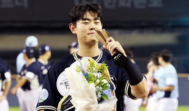 한화 허인서가 11일 잠실구장서 열린 ‘2026 신한 SOL KBO 올스타전’서 미스터 올스타에 선정된 뒤 트로피에 입을 맞추고 있다. 잠실｜뉴시스