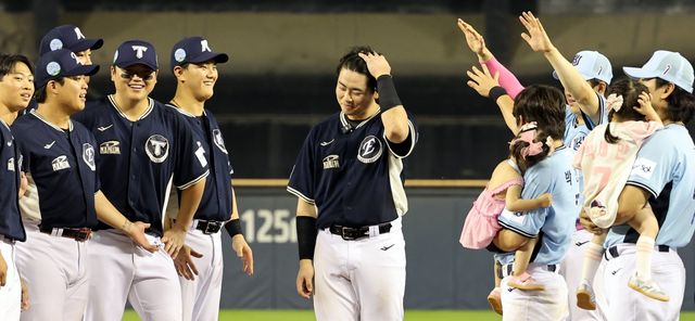 한화 허인서가 11일 잠실구장서 열린 ‘2026 신한 SOL KBO 올스타전’서 미스터 올스타에 선정된 뒤 동료에게 축하를 받고 있다. 잠실｜뉴시스