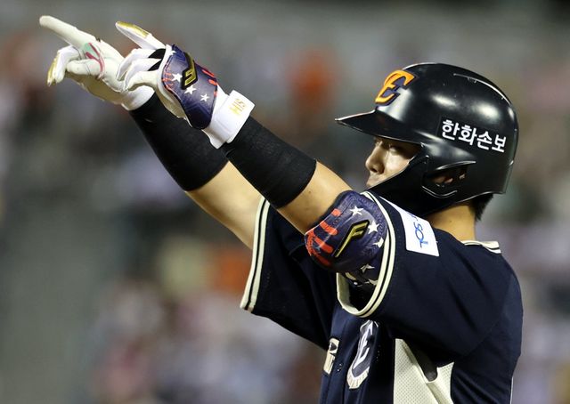 한화 허인서가 11일 잠실구장서 열린 KBO 올스타전서 7회초 좌전 안타를 친 뒤 세리머니하고 있다. 잠실｜뉴시스