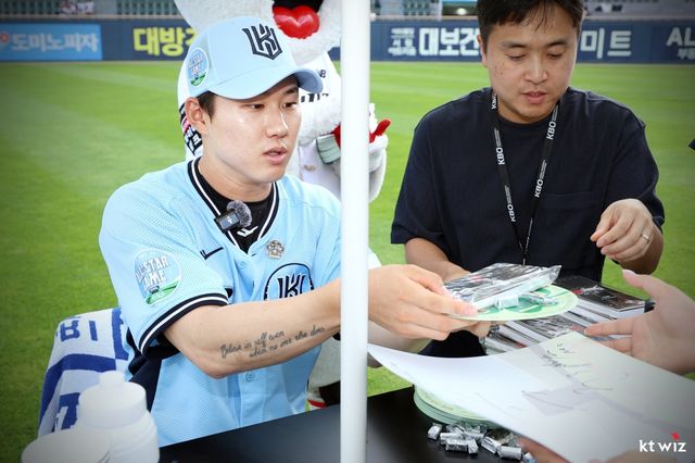 KT 최원준(왼쪽)이 11일 열린 잠실 올스타전에 앞서 팬들에게 사인하고 있다. 사진제공｜KT 위즈