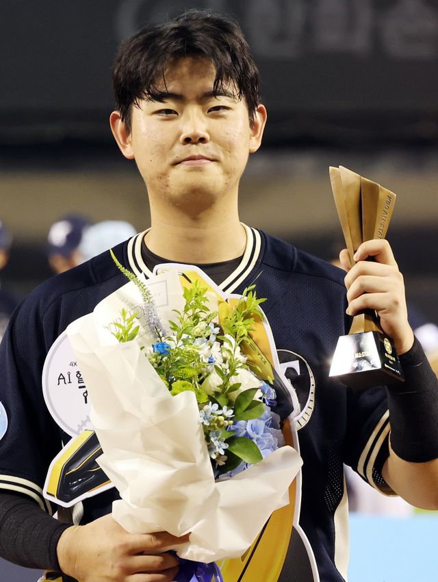 한화 허인서가 11일 잠실구장서 열린 KBO 올스타전서 미스터 올스타에 선정된 뒤 트로피와 함께 웃고 있다. 잠실｜뉴시스