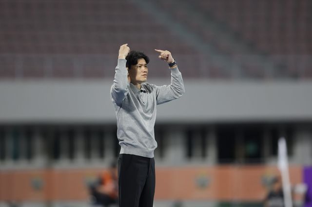 정경호 강원 감독은 12일 서울월드컵경기장서 열릴 서울전을 앞두고 선수들에게 “지치면 질 것이고, 미치면 이길 것이다”고 강조했다며 더위에도 압박 축구를 이어나가겠다고 다짐했다. 사진제공│한국프로축구연맹