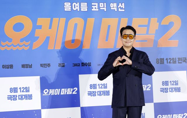 [서울=뉴시스] 김혜진 기자 = 배우 박성웅이 13일 서울 용산구 CGV용산아이파크몰에서 열린 영화 ‘오케이마담2’ 제작보고회에서 포즈를 취하고 있다. 2026.07.13. jini@newsis.com