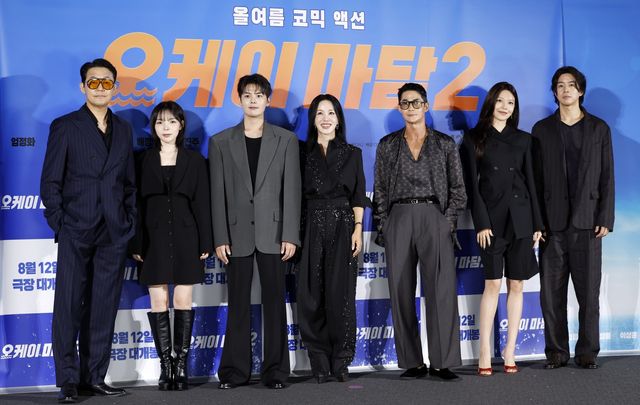 [서울=뉴시스] 김혜진 기자 = 배우 박성웅(왼쪽부터), 박진주, 려운, 엄정화, 배정남, 최수영, 이상윤이 13일 서울 용산구 CGV용산아이파크몰에서 열린 영화 ‘오케이마담2’ 제작보고회에서 포즈를 취하고 있다. 2026.07.13. jini@newsis.com