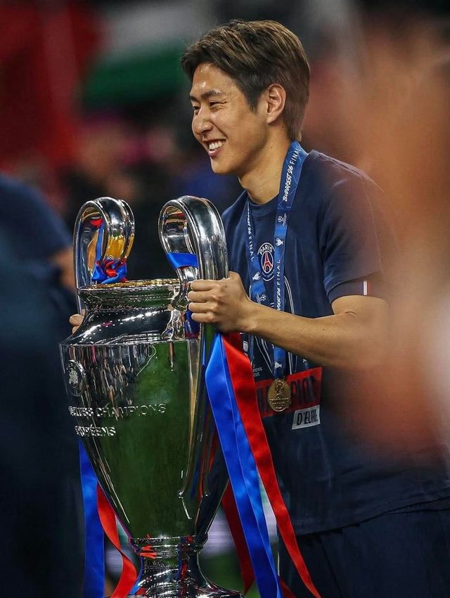 PSG 이강인의 아틀레티코 마드리드 입단이 확정적이다. 6월 1일(한국시간) 헝가리 부다페스트에서 아스널을 꺾고 2026 UEFA 챔피언스리그를 제패한 뒤 트로피를 들어올리며 웃고 있다. 사진출처｜PSG 공식 서포터스 SNS