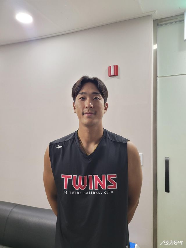 LG 송찬의가 14일 잠실구장서 팀 훈련을 마친 뒤 후반기 목표를 밝혔다. 송찬의는 전반기의 좋은 모습을 후반기까지 이어가 한국시리즈 엔트리에도 최종 들겠다는 목표를 전했다. 잠실｜장은상 기자 award@donga.com
