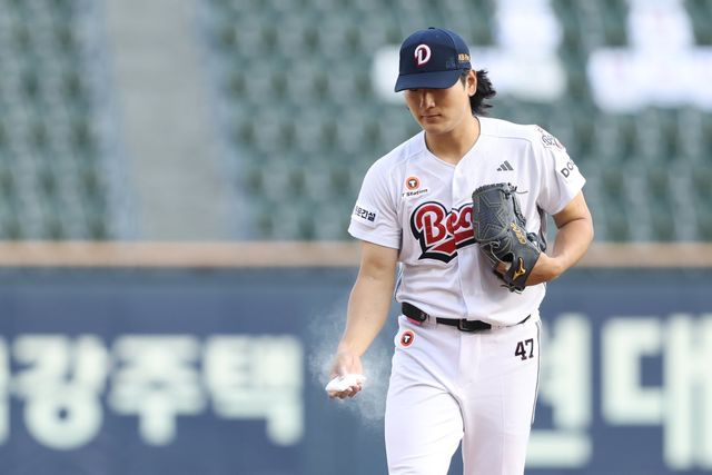 두산 곽빈(사진)은 팔꿈치 부상으로 시즌아웃된 최원준의 글러브를 착용하고 경기에 나선다. 그의 몫까지 해내겠다는 책임감을 담았다. 사진제공｜두산 베어스
