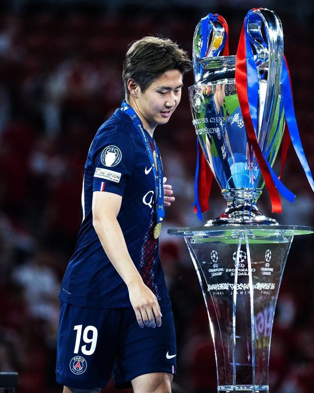 PSG 이강인의 아틀레티코 마드리드 입단이 확정적이다. 6월 1일(한국시간) 헝가리 부다페스트에서 아스널을 꺾고 2026 UEFA 챔피언스리그를 제패한 뒤 트로피를 보며 웃고 있는 모습. 사진출처｜PSG SNS