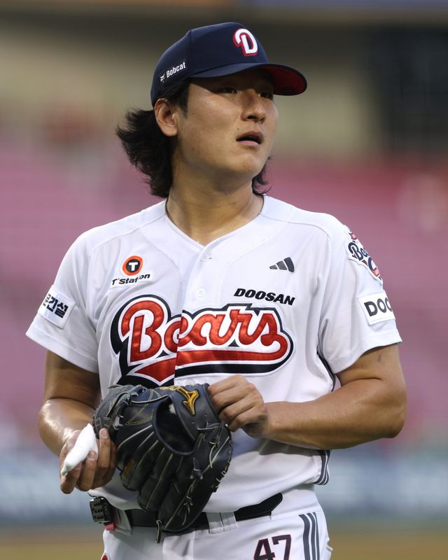 두산 곽빈(사진)은 팔꿈치 부상으로 시즌아웃된 최원준의 글러브를 착용하고 경기에 나선다. 그의 몫까지 해내겠다는 책임감을 담았다. 사진제공｜두산 베어스