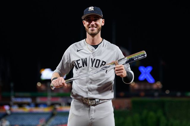 양키스 코디 벨린저가 15일(한국시간) MLB 올스타전서 MVP 트로피를 받은 뒤 세리머니를 하고 있다. 필라델피아｜AP뉴시스