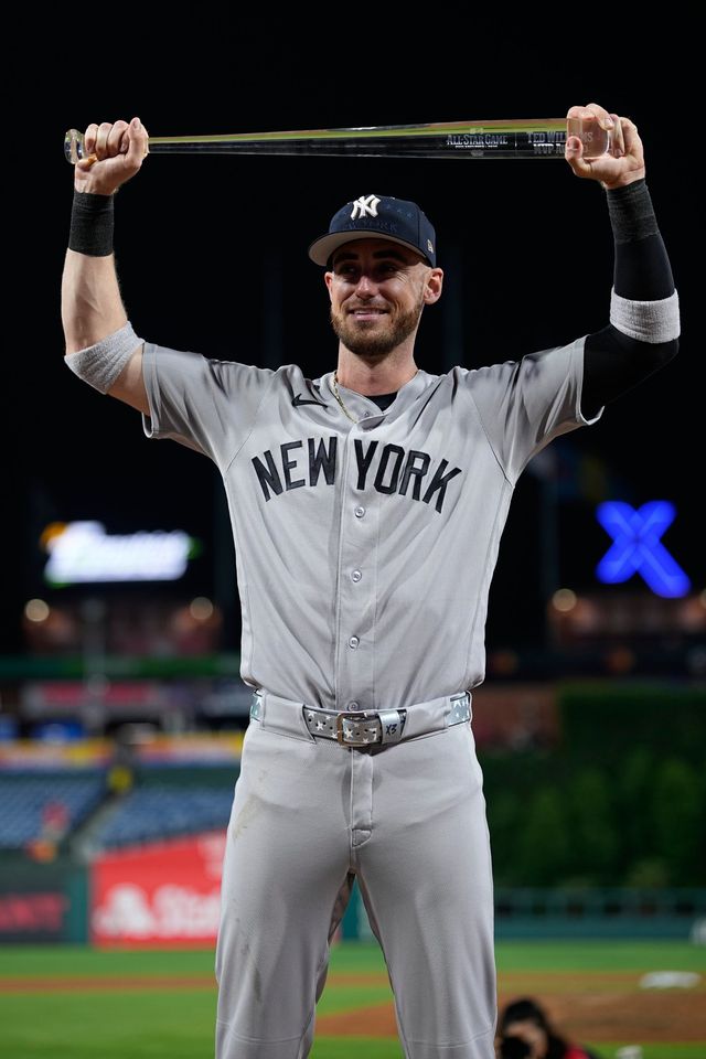 양키스 코디 벨린저가 15일(한국시간) MLB 올스타전서 MVP 트로피를 받은 뒤 세리머니를 하고 있다. 필라델피아｜AP뉴시스
