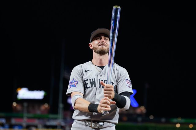 양키스 코디 벨린저가 15일(한국시간) MLB 올스타전서 MVP 트로피를 받은 뒤 세리머니를 하고 있다. 필라델피아｜AP뉴시스
