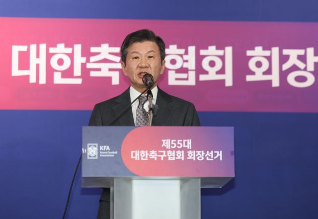 정몽규 전 KFA 회장이 지난해 2월 26일 서울 종로구 축구회관에서 열린 제55대 대한축구협회장 선거에서 당선된 뒤 소감을 밝히고 있다. 뉴시스