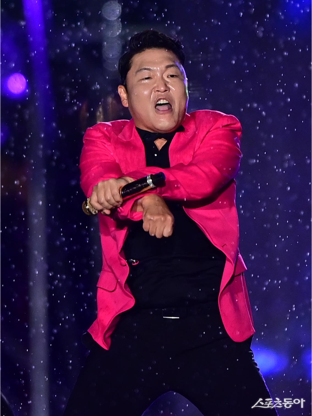 2일 서울 강남구 삼성동 영동대로에서 열린 ‘2022 영동대로 K-POP 콘서트’에서 가수 싸이가 공연을 펼치고 있다. 주현희 기자 teth1147@donga.com