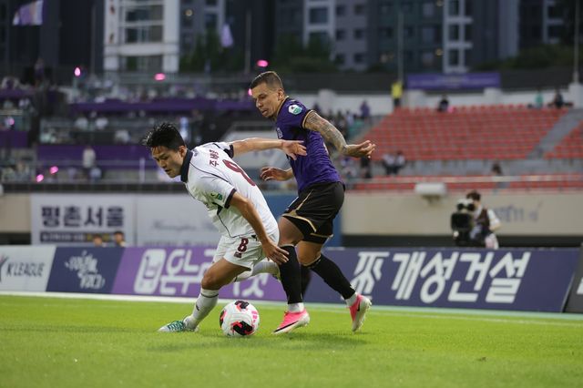 안양 마테우스(오른쪽)가 19일 안양종합운동장에서 열린 광주와 홈경기 도중 주세종과 볼을 다투고 있다. 사진제공｜한국프로축구연맹