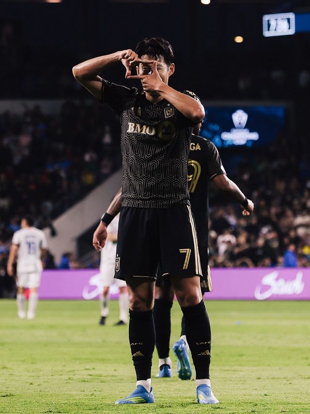 LAFC 손흥민이 18일(한국시간) 캘리포니아주 카슨에서 열린 LA갤럭시와 MLS 원정경기에서 후반 12분 오른발 쐐기골로 3-0 리드를 만든 뒤 시그니처 ‘찰칵’ 세리머니를 하고 있다. 사진출처｜LAFC 페이스북