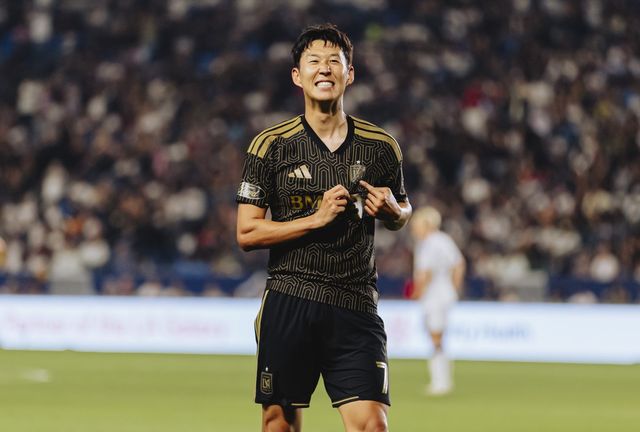 LAFC 손흥민이 18일(한국시간) 캘리포니아주 카슨에서 열린 LA갤럭시와 MLS 원정경기에서 후반 12분 오른발 쐐기골로 3-0 리드를 만든 뒤 엠블럼을 가리키며 기뻐하고 있다. 사진출처｜LAFC 페이스북