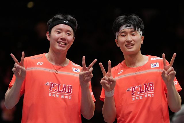 서승재(왼쪽)-김원호는 19일 일본 도쿄체육관서 열린 일본 오픈 남자복식 결승서 알피안-피크리에 0-2로 져 대회 2연패가 무산됐다. AP뉴시스