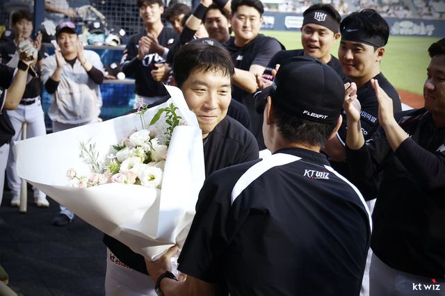 KT 김현수가 18일 잠실 LG전서 17연속 시즌 세 자릿수 안타를 달성한 뒤 축하받고 있다. 사진제공｜KT 위즈