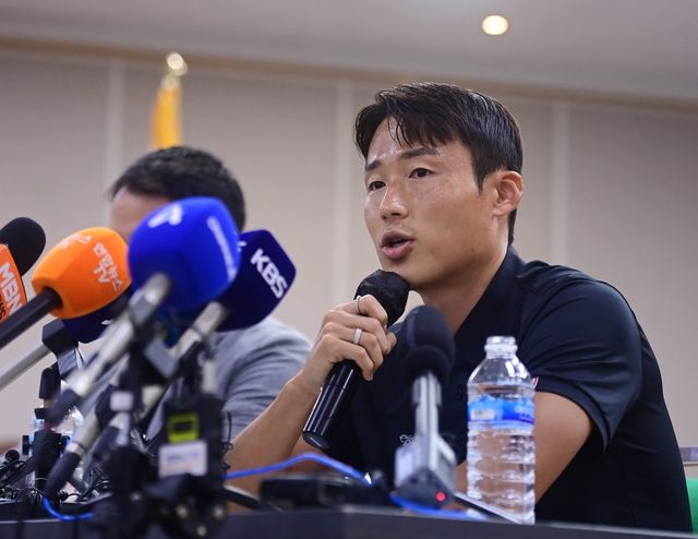 손준호가 2024년 9월 중국축구협회로부터 영구 제명 징계에 관해 열린 기자회견에서 사안을 설명하고 있다. 스포츠동아DB